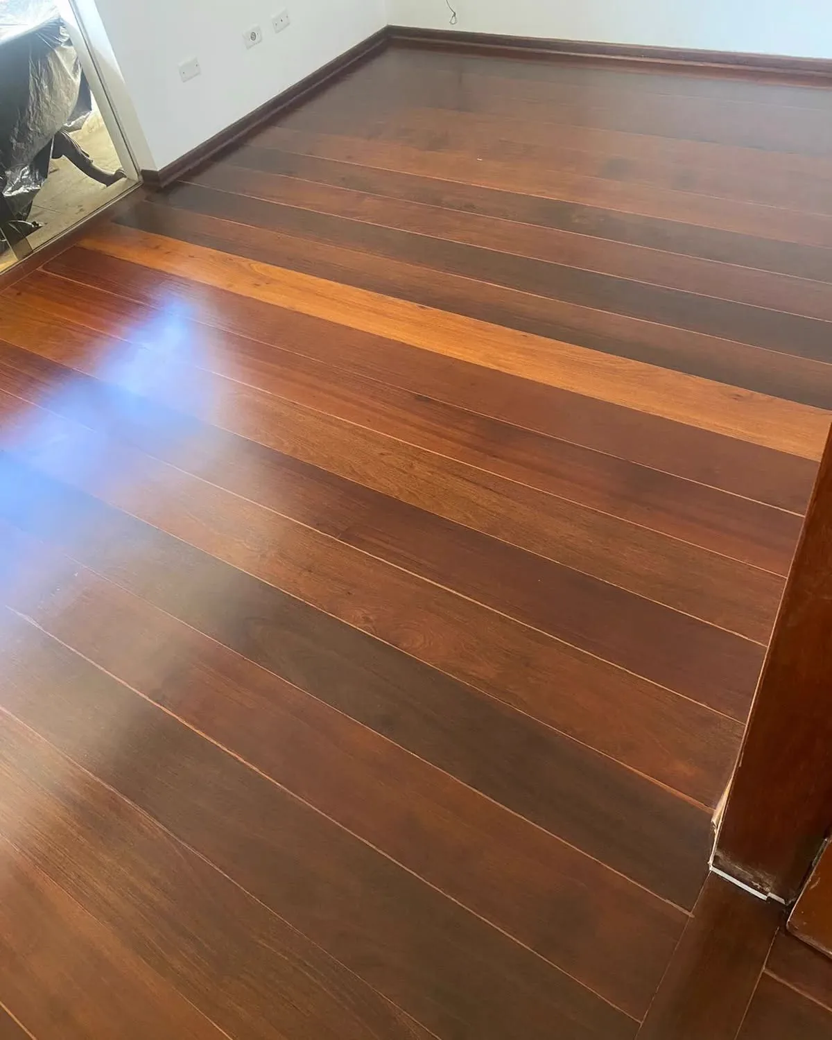 Piso restaurado com acabamento Loba